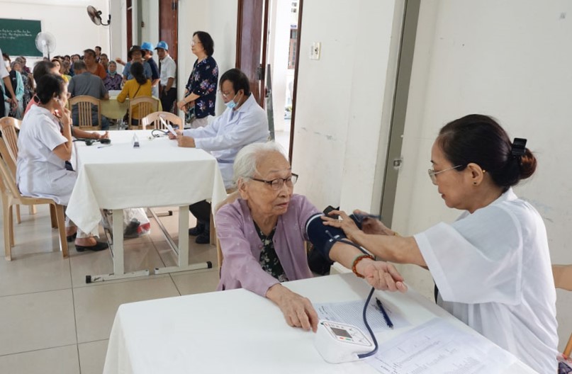 Giáo xứ Chánh tòa Phủ Cam tổ chức khám bệnh cho người nghèo